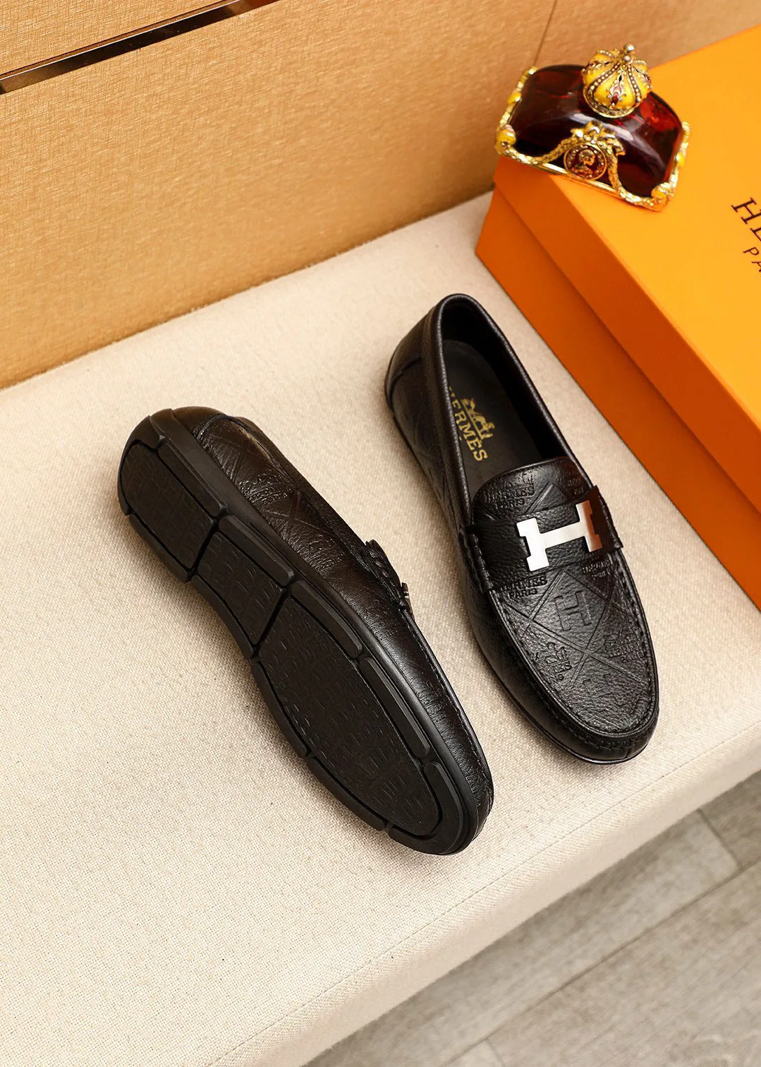 Men's shoes 💰380 💐 Product trademark: HERMES "Hermès" shoes. Regular size: 38-44 (45🉑️customized) Product materials: Selected imported first-layer cowhide embossed upper + classic hardware buckle, imported pig leather lining. Strong three-dimensional visual effect, rubber outsole Color: 1⃣️color optional